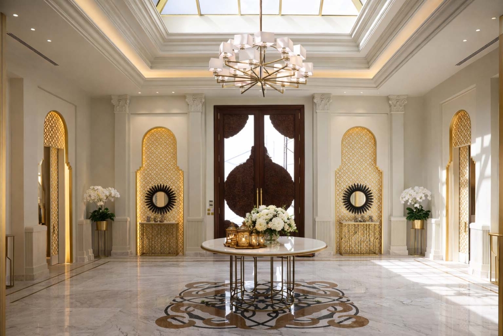 Hall de réception VVIP – Majesté architecturale et raffinement oriental à Doha Hall de réception VVIP à Doha au Qatar, intérieur de luxe avec arches orientales, sols en marbre, luminaires sculpturaux et portes monumentales en bois, design par architecte d’intérieur.