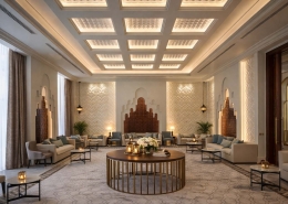 Salon de réception VVIP à Doha au Qatar, intérieur de prestige avec plafonds rétroéclairés, arches orientales, mobilier contemporain et ambiance luxueuse conçue par un architecte d’intérieur.