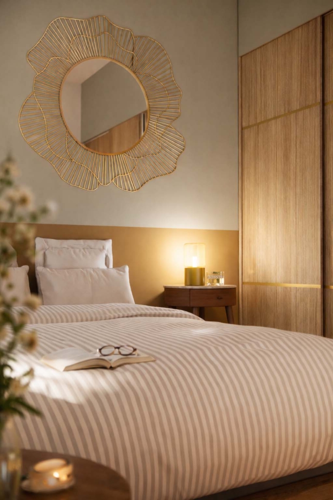 Chambre rénovée aux tons naturels dans une maison de ville à Angoulême